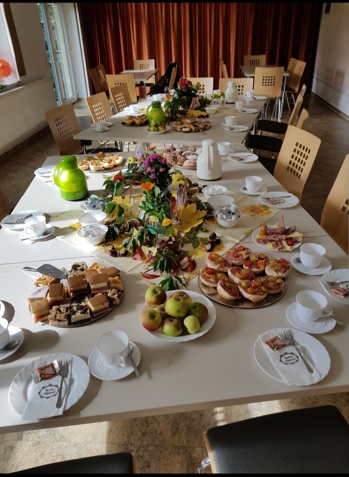Tisch - gedeckt, mit Kurchen, Brötchen und Obst